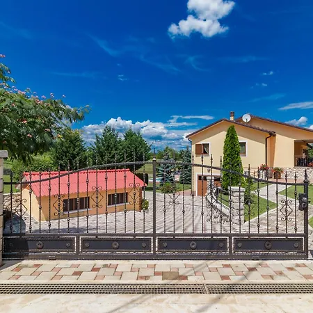 Augustina, A Beautiful With A Wonderful Garden * Potpićan