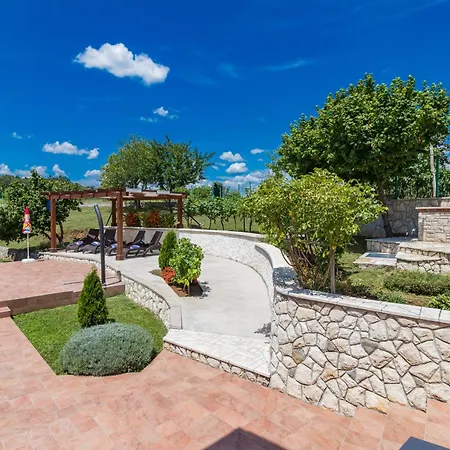 Augustina, A Beautiful With A Wonderful Garden * Potpićan